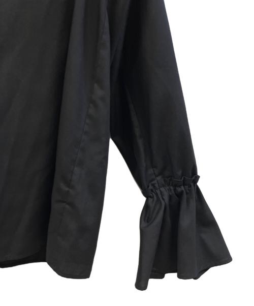 BLUE LABEL CRESTBRIDGE（ブルーレーベルクレストブリッジ）BLUE LABEL CRESTBRIDGE (ブルーレーベルクレストブリッジ) マイクロピーチスパンスタンドフリルブラウス ブラック サイズ:38の古着・服飾アイテム