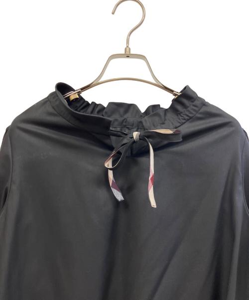 BLUE LABEL CRESTBRIDGE（ブルーレーベルクレストブリッジ）BLUE LABEL CRESTBRIDGE (ブルーレーベルクレストブリッジ) マイクロピーチスパンスタンドフリルブラウス ブラック サイズ:38の古着・服飾アイテム