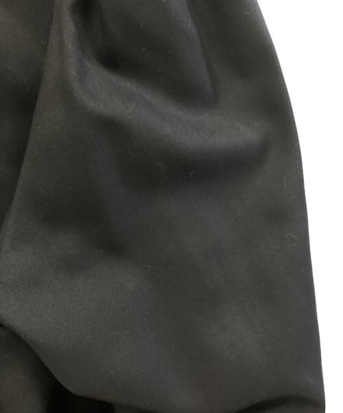 BLUE LABEL CRESTBRIDGE（ブルーレーベルクレストブリッジ）BLUE LABEL CRESTBRIDGE (ブルーレーベルクレストブリッジ) マイクロピーチスパンスタンドフリルブラウス ブラック サイズ:38の古着・服飾アイテム