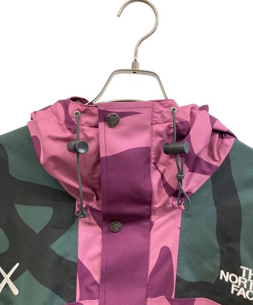 THE NORTH FACE（ザ ノース フェイス）THE NORTH FACE (ザ ノース フェイス) KAWS (カウズ) マウンテンパーカー パープル サイズ:XLの古着・服飾アイテム