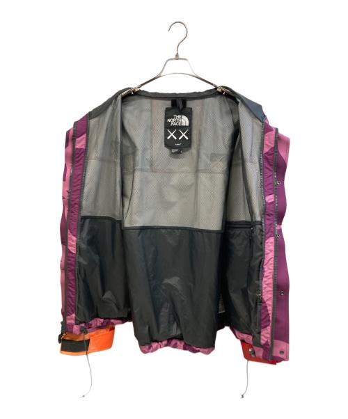 THE NORTH FACE（ザ ノース フェイス）THE NORTH FACE (ザ ノース フェイス) KAWS (カウズ) マウンテンパーカー パープル サイズ:XLの古着・服飾アイテム