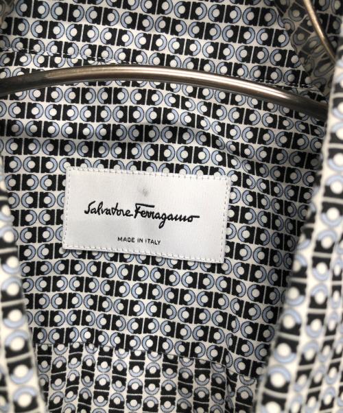 Salvatore Ferragamo（サルヴァトーレ フェラガモ）Salvatore Ferragamo (サルヴァトーレ フェラガモ) ガンチーニ総柄長袖シャツ スカイブルー×ブラック サイズ:Mの古着・服飾アイテム
