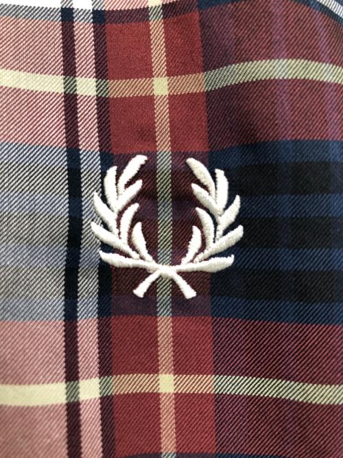 FRED PERRY（フレッドペリー）FRED PERRY (フレッドペリー) ジップブルゾン ブラウン×ホワイト サイズ:SIZE Mの古着・服飾アイテム