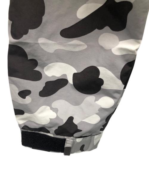 A BATHING APE（ア ベイシング エイプ）A BATHING APE (ア ベイシング エイプ) マウンテンパーカー ホワイト×ブラック×グレー サイズ:Lの古着・服飾アイテム