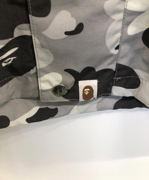 A BATHING APE（ア ベイシング エイプ）A BATHING APE (ア ベイシング エイプ) マウンテンパーカー ホワイト×ブラック×グレー サイズ:Lの古着・服飾アイテム