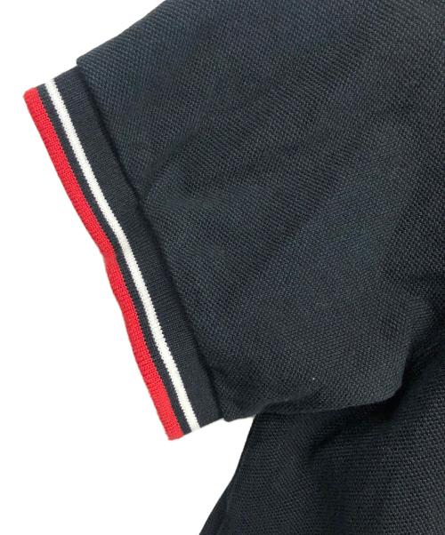 PRADA（プラダ）PRADA (プラダ) ポロシャツ ホワイト×レッド×ブラック サイズ:SIZE　Mの古着・服飾アイテム