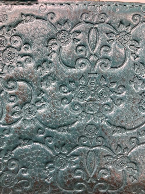 ANNA SUI（アナスイ）ANNA SUI (アナスイ) 2つ折りがま口財布 グリーン×ゴールドの古着・服飾アイテム