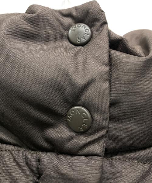 MONCLER（モンクレール）MONCLER (モンクレール) ファー付きダウンジャケット ブラウン サイズ:SIZE 0の古着・服飾アイテム