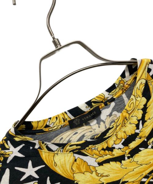 VERSACE（ヴェルサーチェ）VERSACE (ヴェルサーチェ) 半袖カットソー ホワイト×ブラック×イエロー サイズ:SIZE Sの古着・服飾アイテム