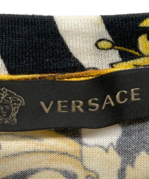 VERSACE（ヴェルサーチェ）VERSACE (ヴェルサーチェ) 半袖カットソー ホワイト×ブラック×イエロー サイズ:SIZE Sの古着・服飾アイテム