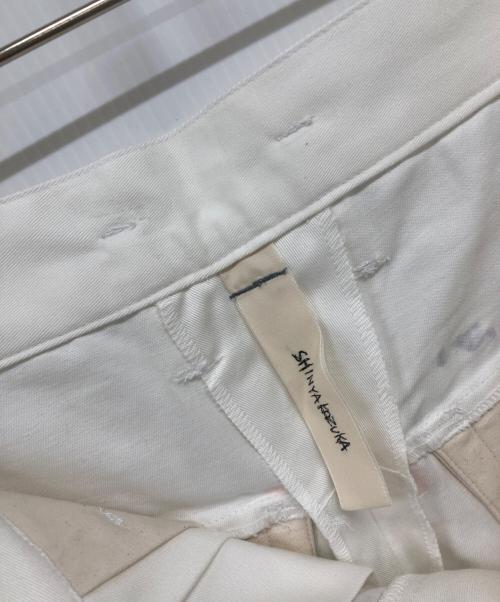 SHINYA KOZUKA（シンヤコズカ）SHINYA KOZUKA (シンヤコズカ) Hi BAGGY WITH HAND PAINTING ホワイト サイズ:Mの古着・服飾アイテム