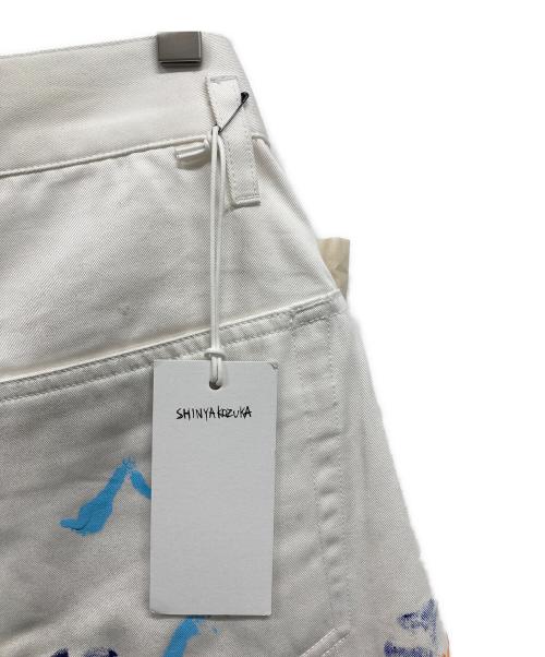 SHINYA KOZUKA（シンヤコズカ）SHINYA KOZUKA (シンヤコズカ) Hi BAGGY WITH HAND PAINTING ホワイト サイズ:Mの古着・服飾アイテム