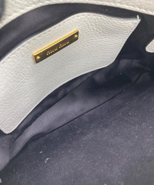 MIU MIU（ミュウミュウ）MIU MIU (ミュウミュウ) チェーンショルダーバッグ ホワイトの古着・服飾アイテム