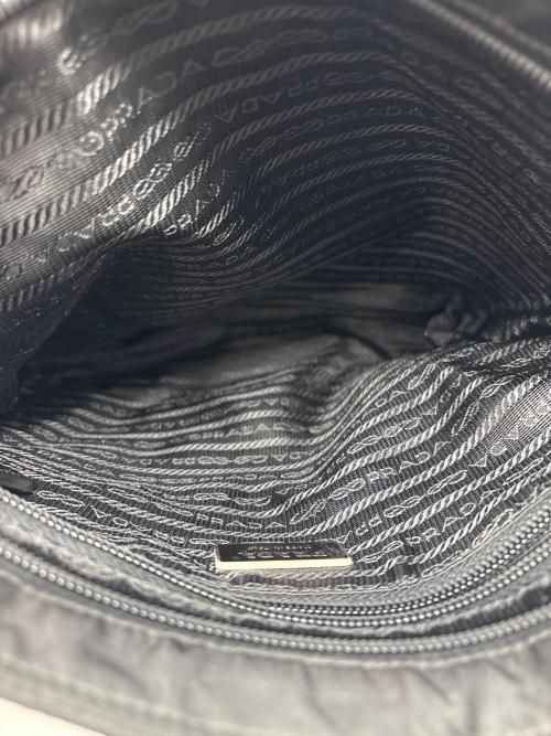 PRADA（プラダ）PRADA (プラダ) ナイロンショルダーバッグ ブラックの古着・服飾アイテム