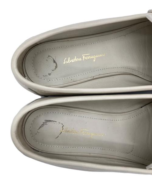 Salvatore Ferragamo（サルヴァトーレ フェラガモ）Salvatore Ferragamo (サルヴァトーレ フェラガモ) ローファー ベージュ サイズ:SIZE Freeの古着・服飾アイテム