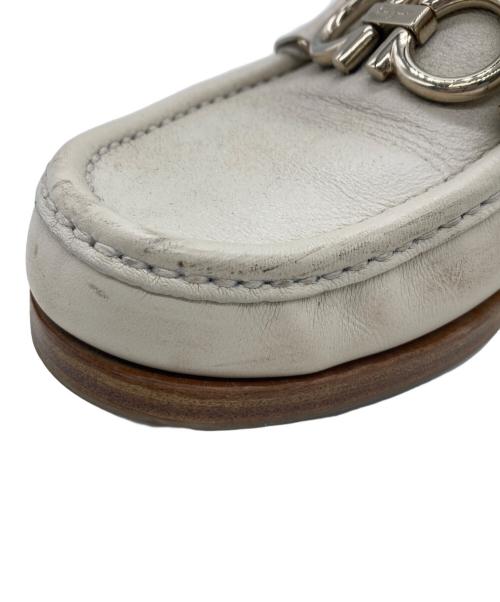 Salvatore Ferragamo（サルヴァトーレ フェラガモ）Salvatore Ferragamo (サルヴァトーレ フェラガモ) ローファー ベージュ サイズ:SIZE Freeの古着・服飾アイテム