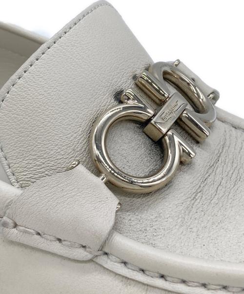 Salvatore Ferragamo（サルヴァトーレ フェラガモ）Salvatore Ferragamo (サルヴァトーレ フェラガモ) ローファー ベージュ サイズ:SIZE Freeの古着・服飾アイテム