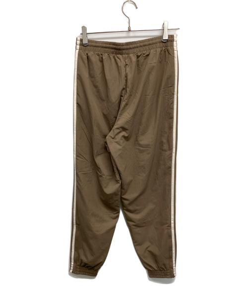 adidas（アディダス）adidas (アディダス) トラックパンツ ベージュ サイズ:Ｍ 未使用品の古着・服飾アイテム