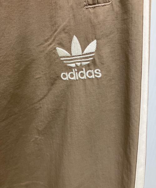 adidas（アディダス）adidas (アディダス) トラックパンツ ベージュ サイズ:Ｍ 未使用品の古着・服飾アイテム