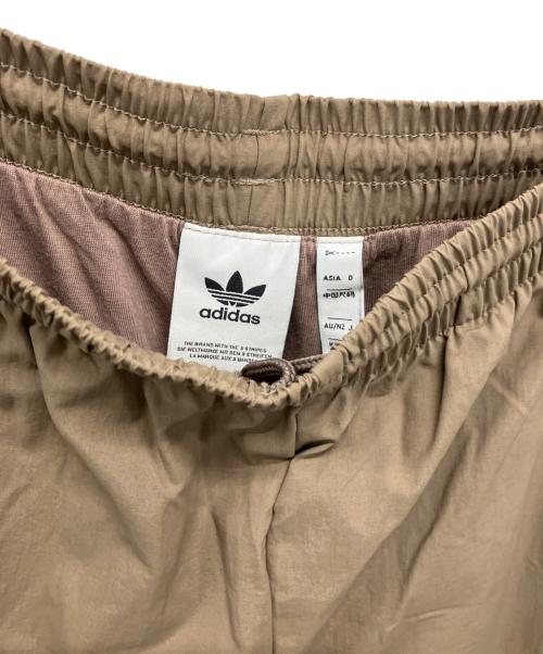 adidas（アディダス）adidas (アディダス) トラックパンツ ベージュ サイズ:Ｍ 未使用品の古着・服飾アイテム