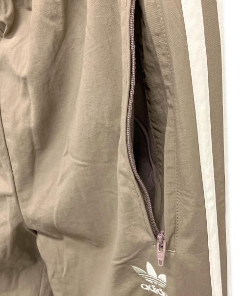 adidas（アディダス）adidas (アディダス) トラックパンツ ベージュ サイズ:Ｍ 未使用品の古着・服飾アイテム