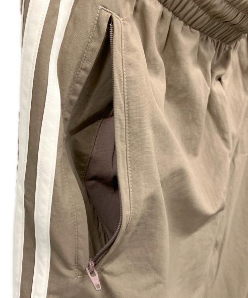 adidas（アディダス）adidas (アディダス) トラックパンツ ベージュ サイズ:Ｍ 未使用品の古着・服飾アイテム