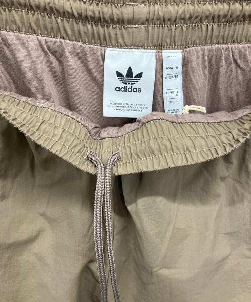 adidas（アディダス）adidas (アディダス) トラックパンツ ベージュ サイズ:Ｍ 未使用品の古着・服飾アイテム