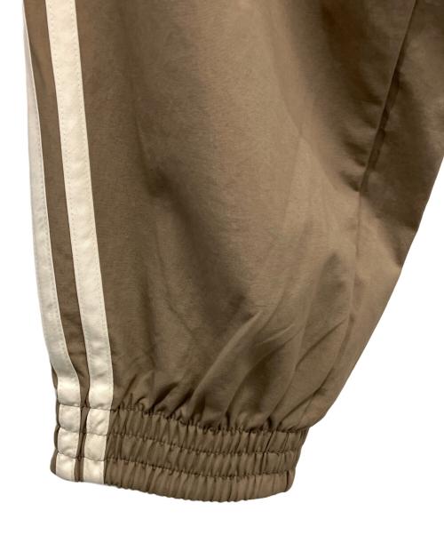 adidas（アディダス）adidas (アディダス) トラックパンツ ベージュ サイズ:Ｍ 未使用品の古着・服飾アイテム