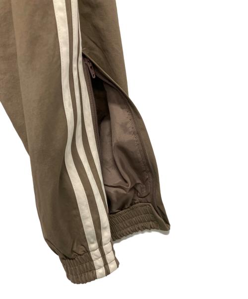 adidas（アディダス）adidas (アディダス) トラックパンツ ベージュ サイズ:Ｍ 未使用品の古着・服飾アイテム