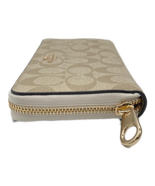 COACH（コーチ）COACH (コーチ) ラウンドファスナー財布 ベージュ×ホワイトの古着・服飾アイテム