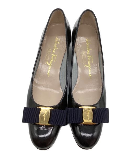 Salvatore Ferragamo（サルヴァトーレ フェラガモ）Salvatore Ferragamo (サルヴァトーレ フェラガモ) パンプス/ヴァラ ブラック×ネイビー サイズ:SIZE:6の古着・服飾アイテム