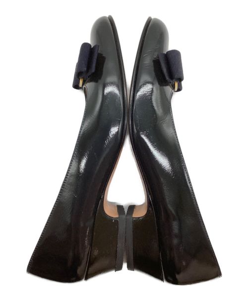 Salvatore Ferragamo（サルヴァトーレ フェラガモ）Salvatore Ferragamo (サルヴァトーレ フェラガモ) パンプス/ヴァラ ブラック×ネイビー サイズ:SIZE:6の古着・服飾アイテム