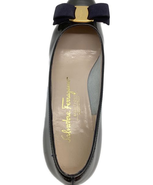Salvatore Ferragamo（サルヴァトーレ フェラガモ）Salvatore Ferragamo (サルヴァトーレ フェラガモ) パンプス/ヴァラ ブラック×ネイビー サイズ:SIZE:6の古着・服飾アイテム