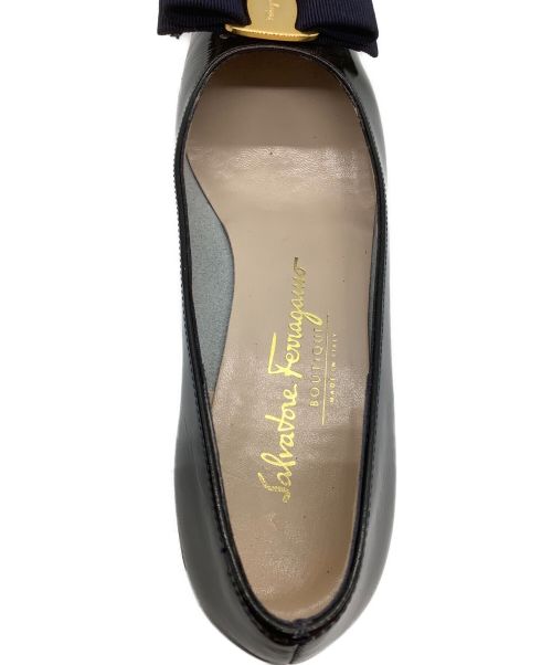 Salvatore Ferragamo（サルヴァトーレ フェラガモ）Salvatore Ferragamo (サルヴァトーレ フェラガモ) パンプス/ヴァラ ブラック×ネイビー サイズ:SIZE:6の古着・服飾アイテム