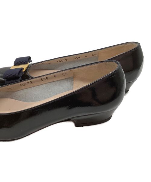 Salvatore Ferragamo（サルヴァトーレ フェラガモ）Salvatore Ferragamo (サルヴァトーレ フェラガモ) パンプス/ヴァラ ブラック×ネイビー サイズ:SIZE:6の古着・服飾アイテム
