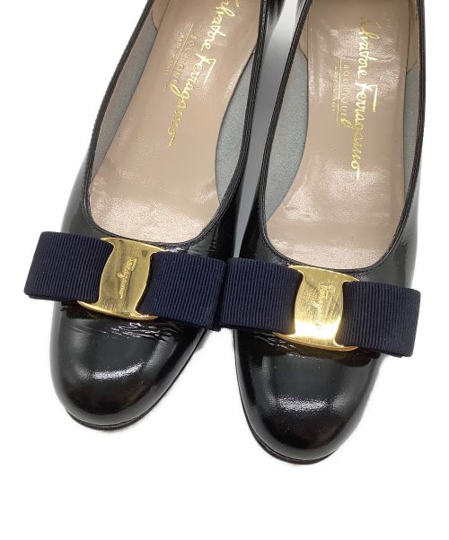 Salvatore Ferragamo（サルヴァトーレ フェラガモ）Salvatore Ferragamo (サルヴァトーレ フェラガモ) パンプス/ヴァラ ブラック×ネイビー サイズ:SIZE:6の古着・服飾アイテム