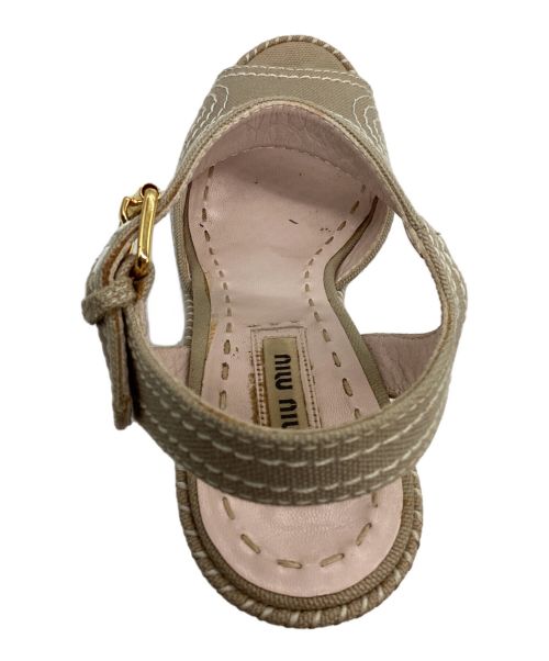 MIU MIU（ミュウミュウ）MIU MIU (ミュウミュウ) MIU MIU コットン ウェッジソール オープントゥサンダル ベージュ サイズ:23cmの古着・服飾アイテム