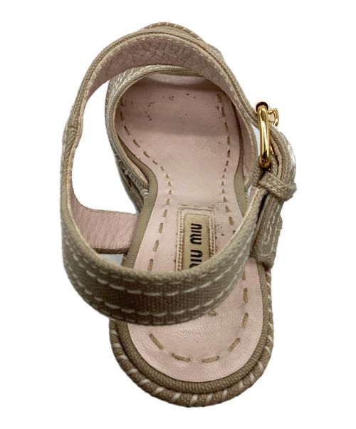 MIU MIU（ミュウミュウ）MIU MIU (ミュウミュウ) MIU MIU コットン ウェッジソール オープントゥサンダル ベージュ サイズ:23cmの古着・服飾アイテム