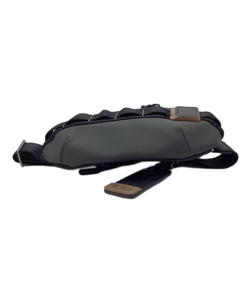 TUMI（トゥミ）TUMI (トゥミ) BASE SLING/ALPHA BRAVO グレー×ブラックの古着・服飾アイテム