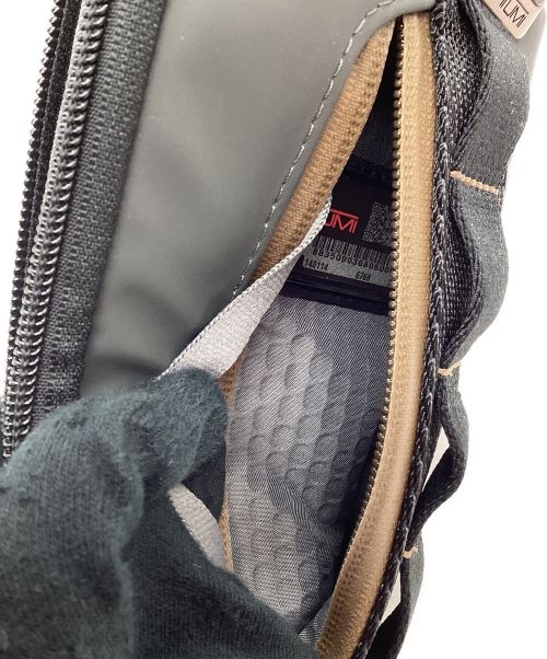 TUMI（トゥミ）TUMI (トゥミ) BASE SLING/ALPHA BRAVO グレー×ブラックの古着・服飾アイテム