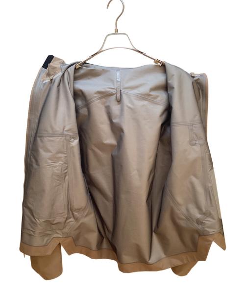 ARC'TERYX VEILANCE（アークテリクス ヴェイランス）ARC'TERYX VEILANCE (アークテリクス ヴェイランス) ナイロンジャケット ベージュ サイズ:Sの古着・服飾アイテム