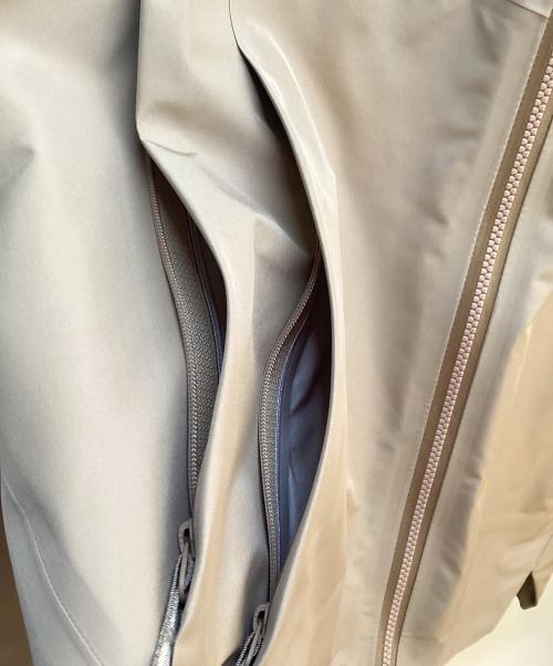 ARC'TERYX VEILANCE（アークテリクス ヴェイランス）ARC'TERYX VEILANCE (アークテリクス ヴェイランス) ナイロンジャケット ベージュ サイズ:Sの古着・服飾アイテム