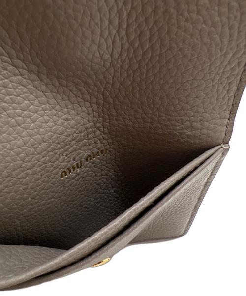 MIU MIU（ミュウミュウ）MIU MIU (ミュウミュウ) カードケース グレージュの古着・服飾アイテム