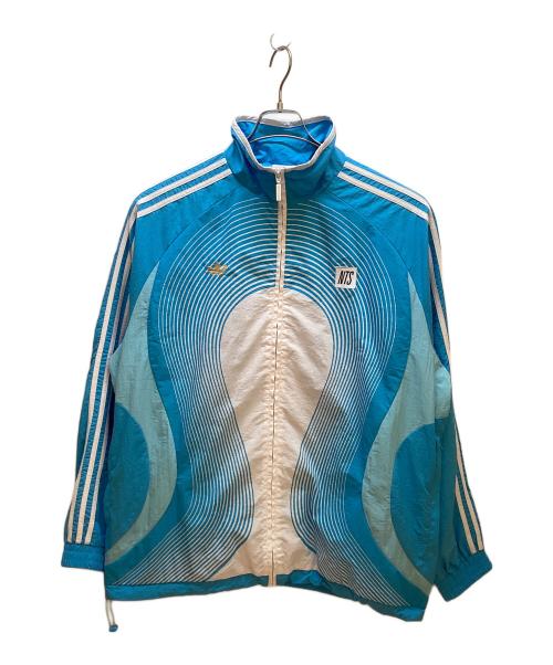 adidas（アディダス）adidas (アディダス) NTS Radio (NTSラジオ) ナイロンジャケット ライトブルー×ホワイト サイズ:2XLの古着・服飾アイテム