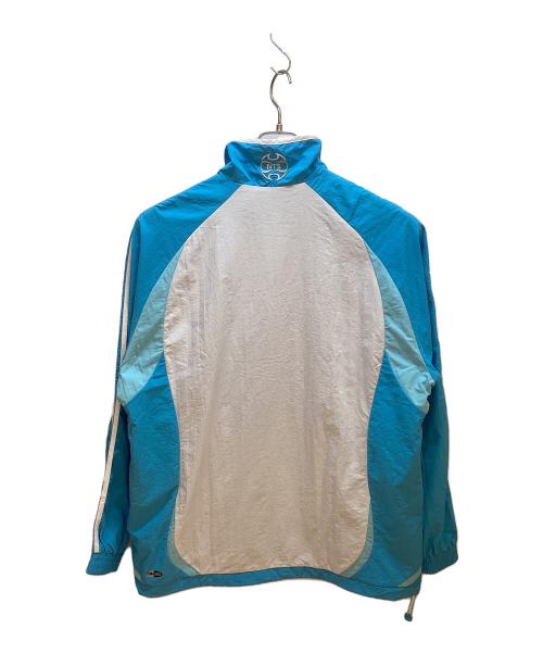 adidas（アディダス）adidas (アディダス) NTS Radio (NTSラジオ) ナイロンジャケット ライトブルー×ホワイト サイズ:2XLの古着・服飾アイテム