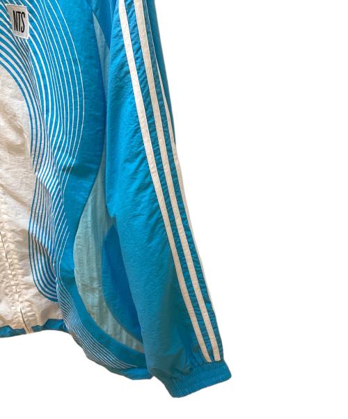adidas（アディダス）adidas (アディダス) NTS Radio (NTSラジオ) ナイロンジャケット ライトブルー×ホワイト サイズ:2XLの古着・服飾アイテム