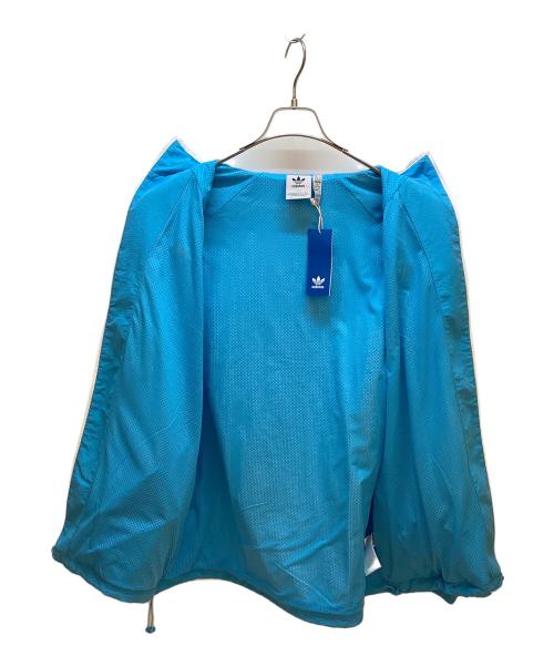 adidas（アディダス）adidas (アディダス) NTS Radio (NTSラジオ) ナイロンジャケット ライトブルー×ホワイト サイズ:2XLの古着・服飾アイテム