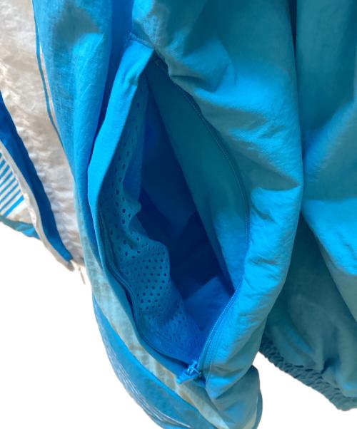 adidas（アディダス）adidas (アディダス) NTS Radio (NTSラジオ) ナイロンジャケット ライトブルー×ホワイト サイズ:2XLの古着・服飾アイテム