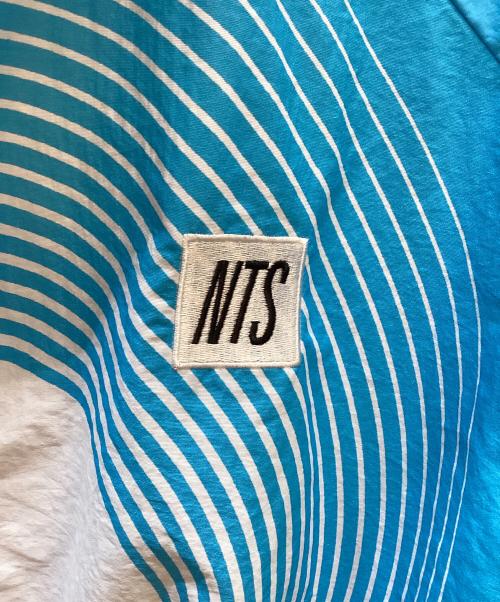 adidas（アディダス）adidas (アディダス) NTS Radio (NTSラジオ) ナイロンジャケット ライトブルー×ホワイト サイズ:2XLの古着・服飾アイテム
