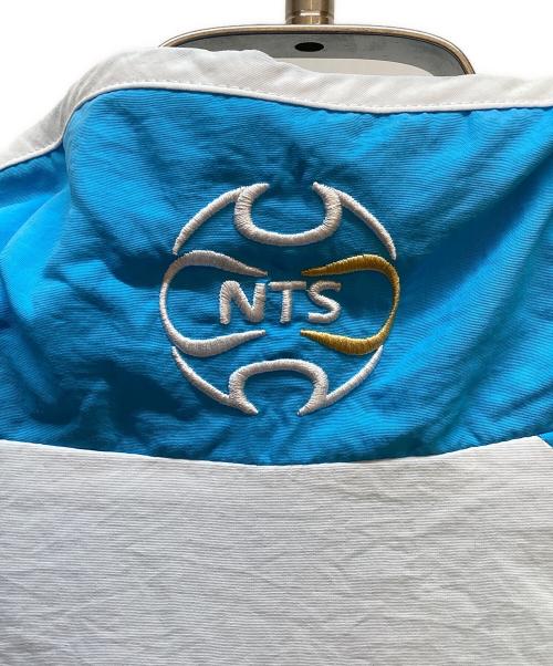 adidas（アディダス）adidas (アディダス) NTS Radio (NTSラジオ) ナイロンジャケット ライトブルー×ホワイト サイズ:2XLの古着・服飾アイテム